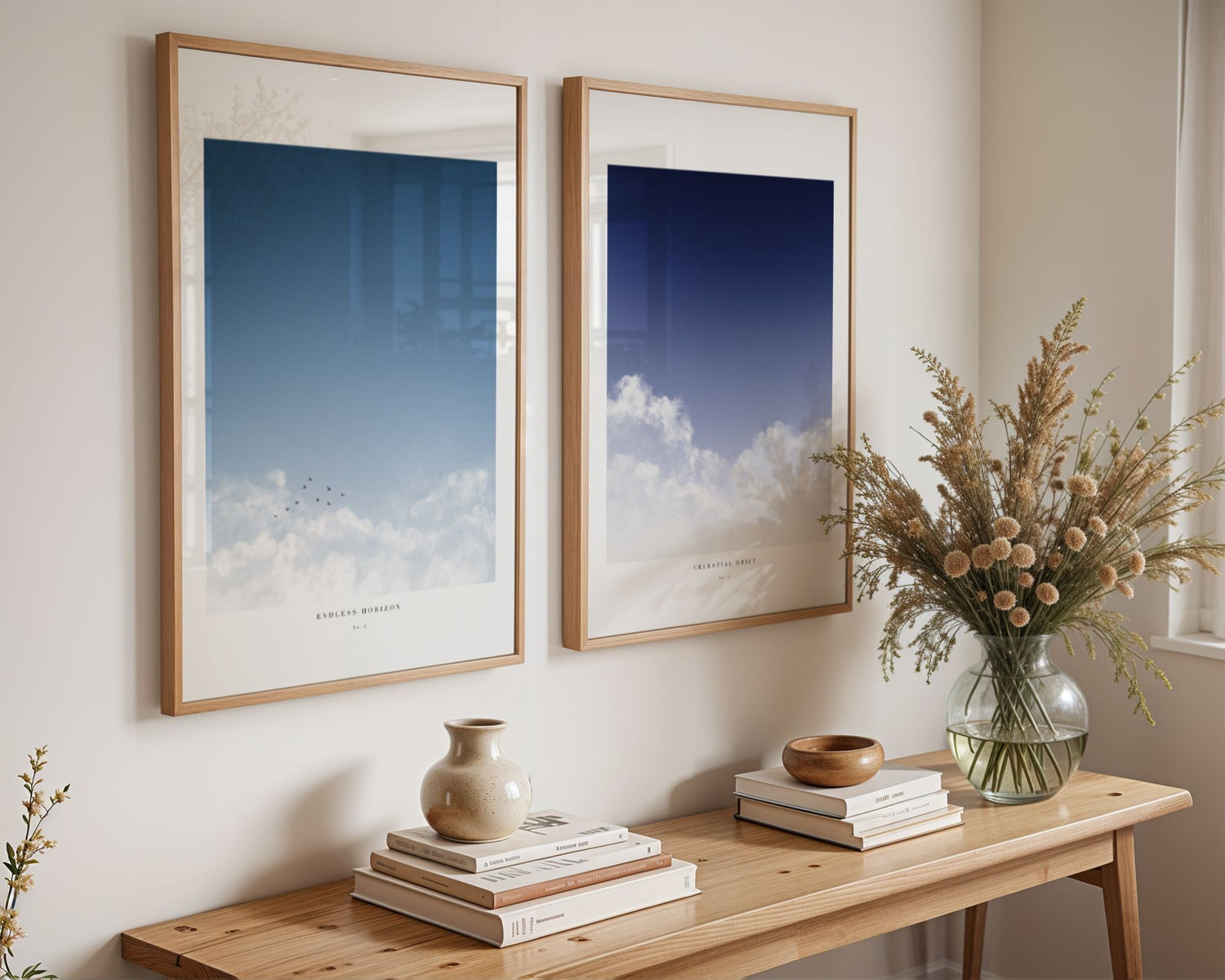plakater som viser blå himmel med skyer i en nordisk indrettet hjem